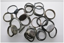 Lot of 21 unclassified rings See picture. LOT SOLD AS IS, NO RETURNS (Z-88)