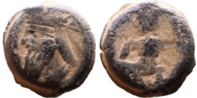 Parthian bronze coin

13mm 3,00g

Artificial sand patina