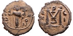 al-Malik ibn Marwan (687-705), Byzantine style folis Obverse: Imperial figure holding globe and cross Reverse: M and inscription

21mm 2,78g

Arti...