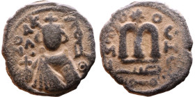 al-Malik ibn Marwan (687-705), Byzantine style folis Obverse: Imperial figure holding globe and cross Reverse: M and inscription

19mm 3,15g

Arti...