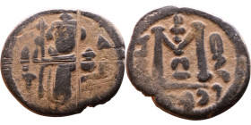 al-Malik ibn Marwan (687-705), Byzantine style folis Obverse: Imperial figure holding globe and cross Reverse: M and inscription

20mm 3,76g

Arti...