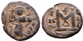 al-Malik ibn Marwan (687-705), Byzantine style folis Obverse: Imperial figure holding globe and cross Reverse: M and inscription

17mm 3,40g

Arti...