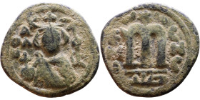 al-Malik ibn Marwan (687-705), Byzantine style folis Obverse: Imperial figure holding globe and cross Reverse: M and inscription

21mm 4,25g
