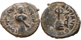 al-Malik ibn Marwan (687-705) Follis. Obverse: Standing caliph Reverse: Modified cross potent set on steps

21mm 3,93g