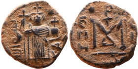 al-Malik ibn Marwan (687-705) Follis. Obverse: Standing caliph Reverse: Modified cross potent set on steps

19mm 3,86g