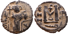 al-Malik ibn Marwan (687-705), Byzantine style folis Obverse: Imperial figure holding globe and cross Reverse: M and inscription

19mm 2,83g

Arti...