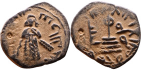 al-Malik ibn Marwan (687-705) Follis. Obverse: Standing caliph Reverse: Modified cross potent set on steps

20mm 2,63g

Artificial sand patina