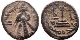 al-Malik ibn Marwan (687-705) Follis. Obverse: Standing caliph Reverse: Modified cross potent set on steps

16mm 3,31g

Artificial sand patina
