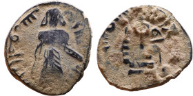 al-Malik ibn Marwan (687-705) Follis. Obverse: Standing caliph Reverse: Modified cross potent set on steps

17mm 2,33g
