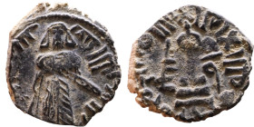 al-Malik ibn Marwan (687-705) Follis. Obverse: Standing caliph Reverse: Modified cross potent set on steps

16mm 1,96g