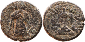 al-Malik ibn Marwan (687-705) Follis. Obverse: Standing caliph Reverse: Modified cross potent set on steps

16mm 2,73g