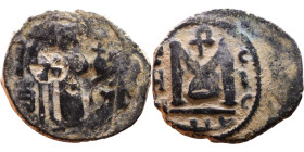 al-Malik ibn Marwan (687-705), Byzantine style folis Obverse: Imperial figure holding globe and cross Reverse: M and inscription

23mm 3,67g

Arti...