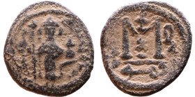 al-Malik ibn Marwan (687-705), Byzantine style folis Obverse: Imperial figure holding globe and cross Reverse: M and inscription

19mm 3,50g

Arti...