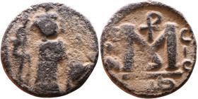 al-Malik ibn Marwan (687-705), Byzantine style folis Obverse: Imperial figure holding globe and cross Reverse: M and inscription

17mm 2,82g

Arti...