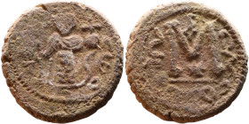 al-Malik ibn Marwan (687-705), Byzantine style folis Obverse: Imperial figure holding globe and cross Reverse: M and inscription

18mm 4,95g