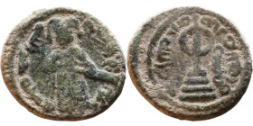 al-Malik ibn Marwan (687-705) Follis. Obverse: Standing caliph Reverse: Modified cross potent set on steps

18mm 2,68g