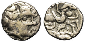 GAULE - CELTIC
Namnètes. Quart de statère à l’hippophore ND (IIe - Ier siècle avant J.-C.).
LT.6725 - DT.2195 ; Électrum - 1,59 g - 12,5 mm - 11 h
Cet...