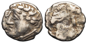 GAULE - CELTIC
Carnutes. Quart de statère, classe II ND (150-80 av. J.-C.).
DT.2559 - LT.6063 v. ; Électrum - 1,58 g - 10,5 mm - 6 h
Provient de ch...