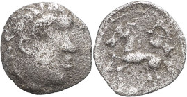 GAULE - CELTIC
Lémovices. Obole au cheval à gauche et à la tête coupée ND (v. 60-50 av. J.-C.).
DT.3699 v. - LT.- ; Argent - 0,50 g - 9,5 mm - 2 h
Pro...