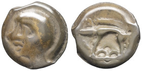 GAULE - CELTIC
Haute vallée de la Seine. Potin au sanglier POT 9 à la tête chauve ND (fin du IIe siècle - début du Ier avant J.-C.).
LT. manque - DT.2...