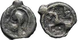 GAULE - CELTIC
Sénons. Potin à la tête casquée et à la rosace ND (100 à 52 av. J.-C.).
DT.150 - LT.7388-7392 ; Potin - 2,52 g - 18,5 mm - 2 h
TTB....
