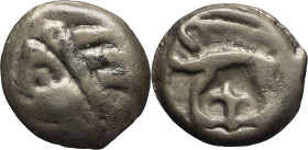 GAULE - CELTIC
Leuques. Potin à la tête d’indien et au sanglier ND (Ier s. av. J.-C.).
DT.227 ; Potin - 4,48 g - 18 mm - 3 h
TB à TTB.