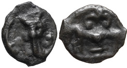 GAULE - CELTIC
Leuques. Potin au taureau et au lis ND (1er s. av. J.-C.).
DT.229 - LT.9155 ; Potin - 2,57 g - 18,5 mm - 9 h
TB à TTB.