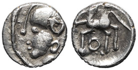 GAULE - CELTIC
Éduens. Quinaire à la tête casquée ND (fin du IIe siècle avant J.-C.).
LT.5252 - DT.3188 ; Argent - 1,96 g - 13,5 mm - 11 h
TTB.