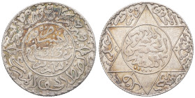 MAROC - MOROCCO
Abdül Aziz I (1894-1908). 2 1/2 dirhams AH 1313 (1896), Paris.
Lec.137 - KM.6 ; Argent - 7,21 g - 26 mm - 12 h
TTB.