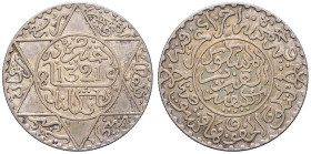 MAROC - MOROCCO
Abdül Aziz I (1894-1908). 2 1/2 dirhams AH 1321 (1903), Londres.
Lec.150 - KM.20.2 ; Argent - 6,18 g - 24,5 mm - 12 h
Presque Superbe....