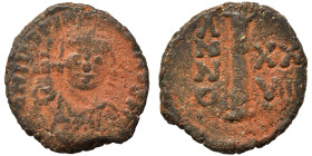 Justinian I, 527-565. Decanummium (bronze, 3.28 g, 17 mm), Rome. D N IVSTINIANVS P AV Helmeted, diademed and cuirassed bust of Justinian I facing, hol...