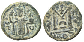 Arab Byzantine. Umayyad Caliphate, circa 685-693 AD. Fals (bronze, 4.10 g, 18 mm), Dimashq (Damascus). Standing imperial figure, holding long cross an...