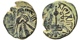 Umayyad Caliphate. Abd al-Malik ibn Marwan, AH 65-86 / 685-705 AD. Fals (bronze, 3.28 g, 18 mm). 'Standing Caliph' type. Caliph standing facing, beard...