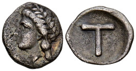 ARKADIA, Tegea. Obolo. (Ar. 0,79g/11mm). 350-330 a.C. (HGC 5, 1049; SNG Copenhagen 291). Anv: Cabeza laureada de Atenas Alea a izquierda. Rev: T, dent...