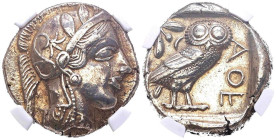 ATTICA, Atenas. Tetradracma. (Ar. 17,09g/25mm). 454-404 a.C. (SNG Copenhague 31). Anv: Cabeza de Atenas con casco ático con cresta a derecha. Rev: Búh...