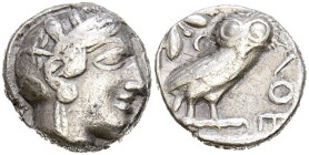 ATICA, Atenas. Tetradracma. (Ar. 16,10g/24mm). 454-404 a. C. (HGC 4, 1597). Anv: Cabeza de Atenas con casco ornamentado a la derecha. Rev: Búho estant...