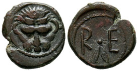 BRUTTIUM, Rhegio. Onkion. (Ae. 1,54g/13mm). 450-425 a.C. (HN 2517; SNG ANS 678). Anv: Cabeza de león de frente. Rev: R-E, entre ellos dos hojas de oli...