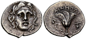 ISLAS DE CARIA, Rodes. Dracma. (Ar. 2,30g/16mm). 250-229 a.C. (SNG Keckman 586; SNG Copenhaguen 775; HGC 6, 1453). Anv: Cabeza de Helios mirando a der...
