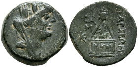 CILICIA, Tarsos. Ae21. (Ae. 7,64g/21mm). Siglo II a.C.-Siglo I a. C. (SNG Levante 945-6). Anv: Cabeza con corona mural de Tyche a la derecha. Rev: Pir...