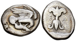 ELIS, Olimpia. Hemidracma. (Ar. 2,70g/16mm). 250-200 a.C. (BMC 30 var). Anv: Aguila volando a derecha con presa en sus garras. Rev: Rayo alado entre: ...