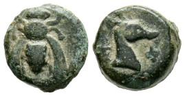 JONIA, Éfesos. Ae8. (Ae. 0,63g/8mm). 390-200 a.C. (SNG Kayhan 147-188). Anv: Abeja vista desde arriba. Rev: Cabeza de ciervo a derecha entre: Ε-Φ. MBC...