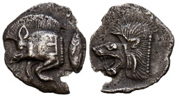 MISIA, Cícico. Obolo. (Ar. 0,62g/12mm). 450-400 a.C. (Klein 265). Anv: Parte delantera de Jabalí a izquierda, detrás atún. Rev: Cabeza de león a izqui...