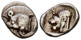 MISIA, Cícico. Obolo. (Ar. 0,78g/10mm). 450-400 a.C. (Klein 265). Anv: Parte delantera de Jabalí a izquierda, detrás atún. Rev: Cabeza de león a izqui...
