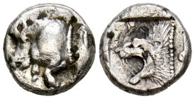 MISIA, Cícico. Óbolo. (Ar. 1,00g/10mm). 480-400 a.C. (SNG France 375). Anv: Parte delantera de Jabalí a izquierda, detrás atún. Rev: Cabeza de león a ...