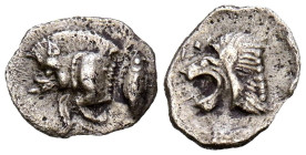MISIA, Cícico. Hemióbolo. (Ar. 0,38g/10mm). 450-400 a.C. (Klein 265). Anv: Parte delantera de Jabalí a izquierda, detrás atún. Rev: Cabeza de león a i...
