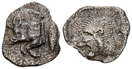 MISIA, Cícico. Óbolo. (Ar. 0,78g/12mm). 450-400 a.C. (SNG France 5386). Anv: Parte delantera de Jabalí a izquierda, detrás atún. Rev: Cabeza de león a...