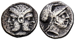 MISIA, Lampsakos. Obolo. (Ar. 1,20g/12mm). 500-450 a.C. (SNG Paris 1127). Anv: Cabeza femenina janiforme diademada y pendiente. Rev: Cabeza de Atenas ...