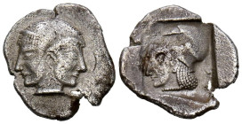 MISIA, Lampsakos. Óbolo. (Ar. 1,15g/12mm). 500-450 a.C. (SNG Paris 1127). Anv: Cabeza femenina janiforme diademada y pendiente. Rev: Cabeza de Atenas ...