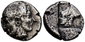 MISIA, Lampsakos. Dracma. (Ar. 4,95g/17mm). 500-450 a.C. (SNG BN 1124). Anv: Cabeza janiforme femenina. Rev: Cabeza con casco de Atenas, dentro de cua...