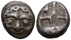 MISIA, Parion. Dracma. (Ar. 3,13g/13mm). 550-520 a.C. (SNG Copenhagen 256). Anv: Cabeza de medusa a de frente. Rev: Patrón linear incuso. MBC.

MISI...